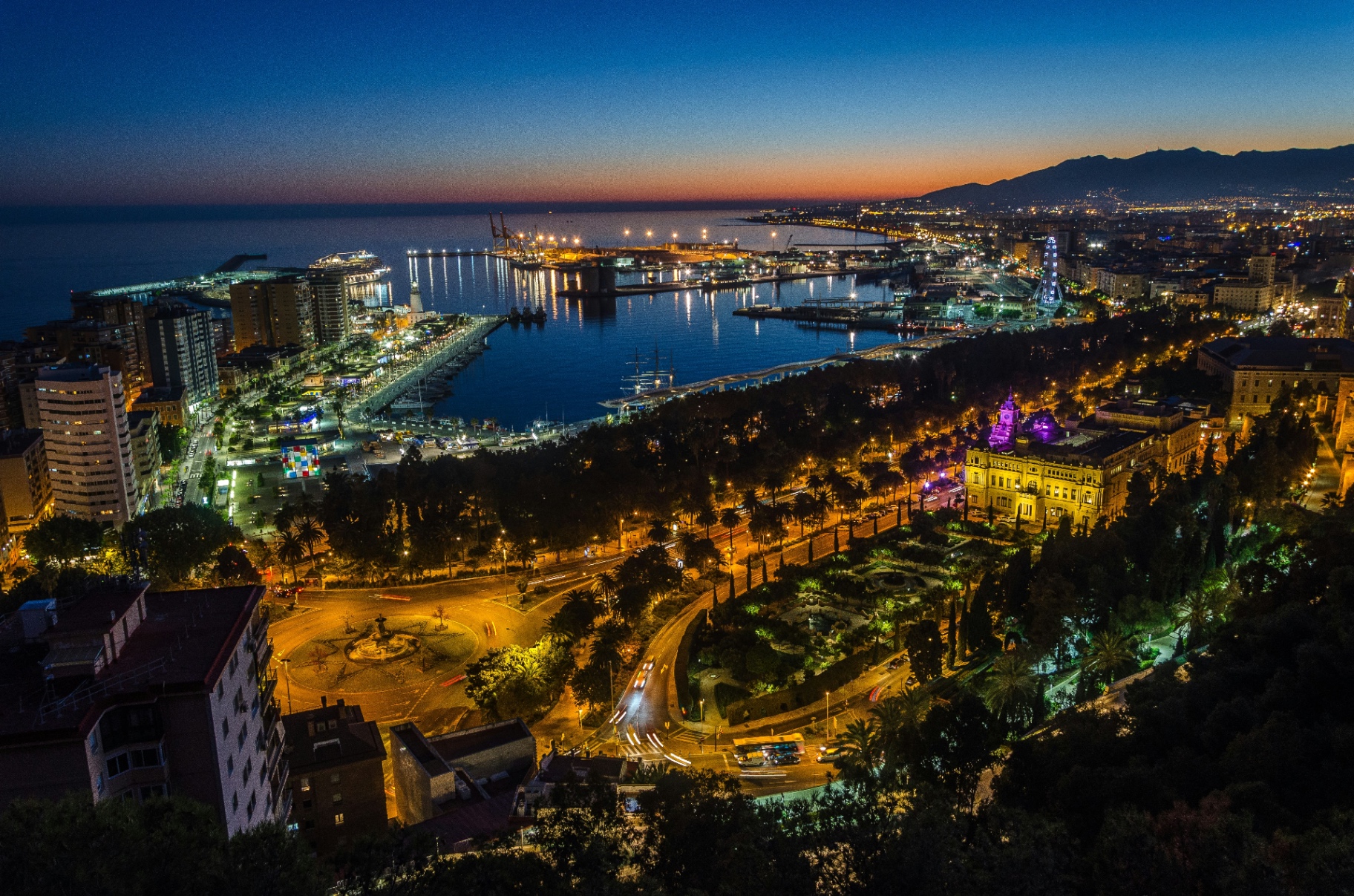 Malaga skyline vid natten