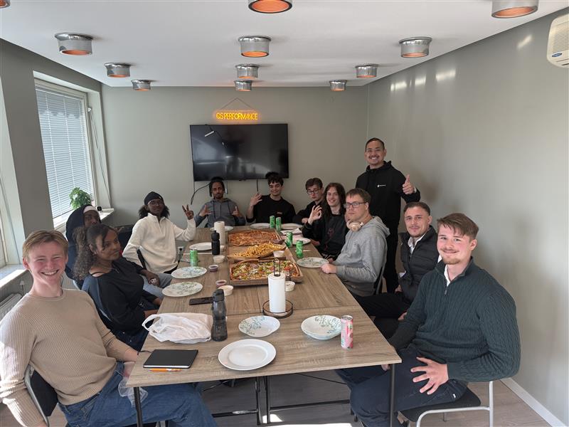 Pizza-lunch hela teamet runt bord