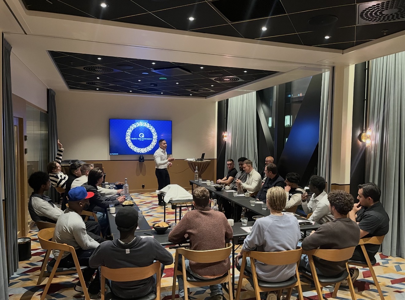 Cinematic teambild – team i fält (street/D2D), energi i bilden, lanyards synliga